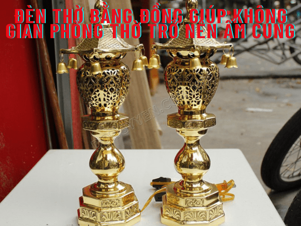 Đèn thờ bằng đồng giúp không gian phòng thờ trở nên ấm cúng