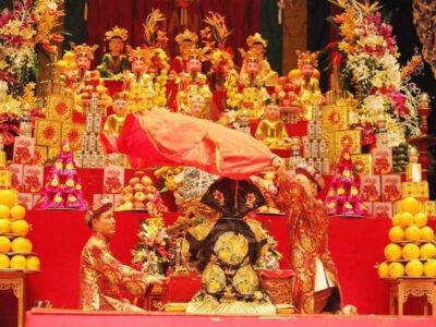 Ban thờ mẫu trong chùa