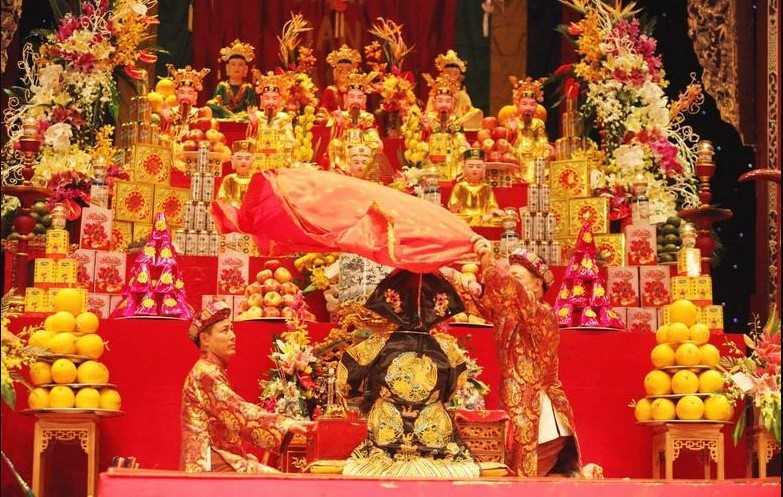 Ban thờ mẫu trong chùa